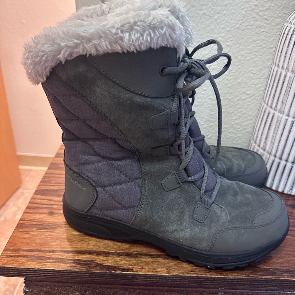 Women’s Columbia ski boots size 9.5